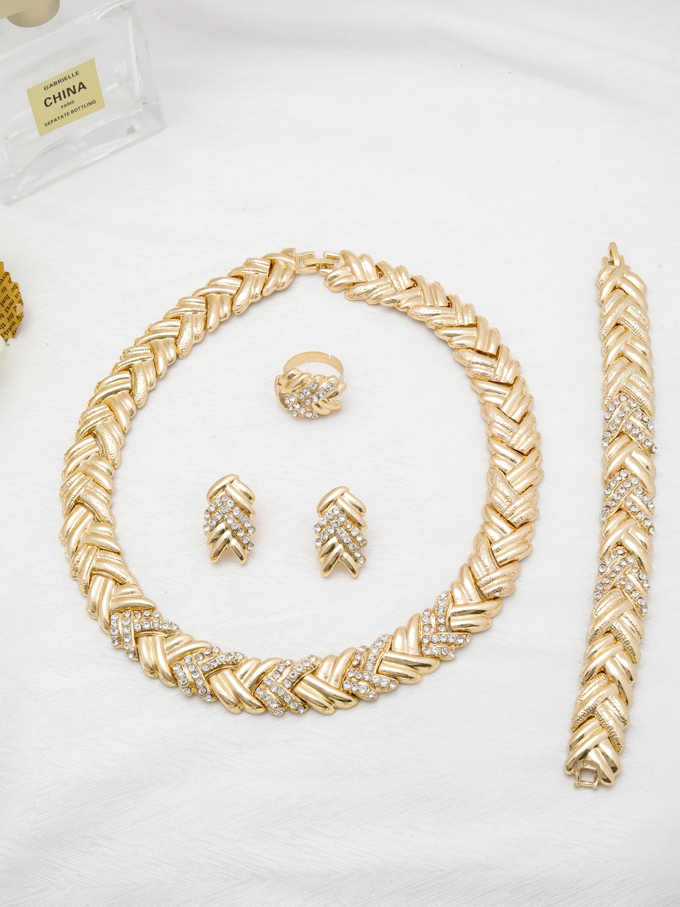 Fashion Crystal 18k Gold Plated Dubai Jewelry Set Necklace Wedding Earrings Ring Bracelet Women Bridal Jewelry Accessories Fashion Crystal 18k Gold Plated Dubai Jewelry Set Necklace Wedding Earrings Ring Bracelet Women Bridal Jewelry Accessories